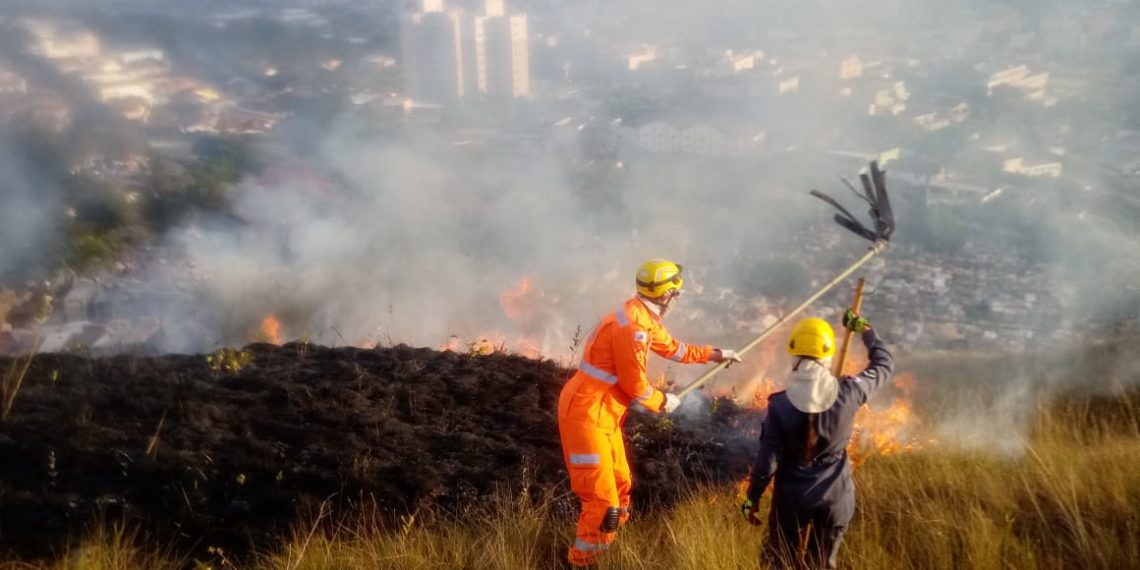 Bombeiros combatem incêndio no Campo da Mogiana em Poços de Caldas