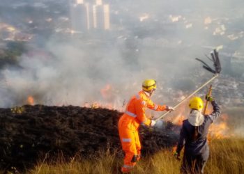 Bombeiros combatem incêndio no Campo da Mogiana em Poços de Caldas