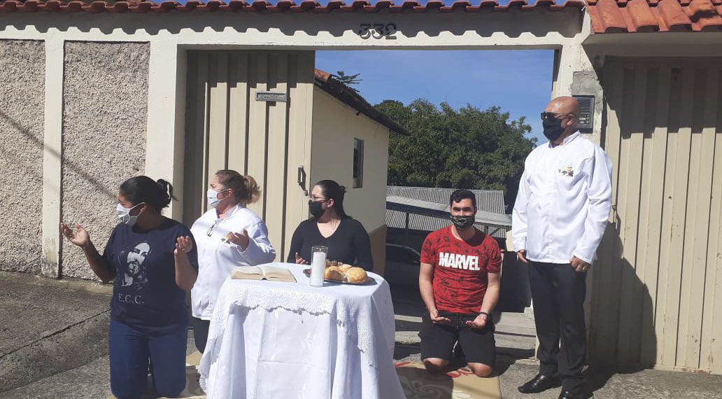 CORPUS CHRISTI | Cristãos acompanham procissões das portas de suas casas em Poços de Caldas
