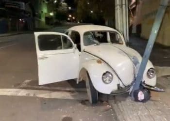 Homem inabilitado e embriagado é preso após bater carro no centro de Poços