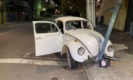 Homem inabilitado e embriagado é preso após bater carro no centro de Poços