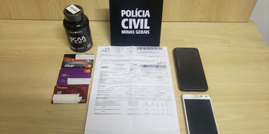 Polícia Civil prende dupla suspeita de aplicar golpe do cartão clonado em Poços