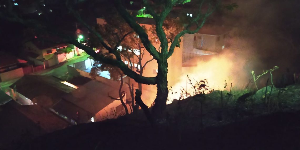 Bombeiros combatem incêndio no Bairro Chácara Alvorada