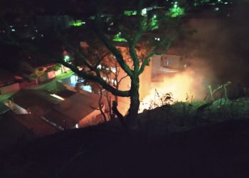 Bombeiros combatem incêndio no Bairro Chácara Alvorada