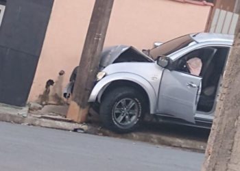 Motorista bate carro em poste e moradores ficam sem energia em Poços de Caldas