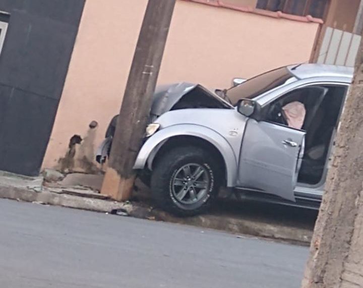Motorista bate carro em poste e moradores ficam sem energia em Poços de Caldas