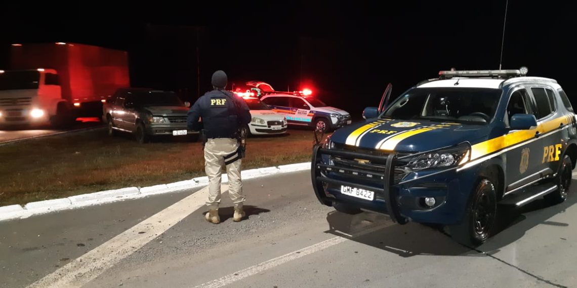 PRF e PM recuperam camionete furtada em Poços de Caldas
