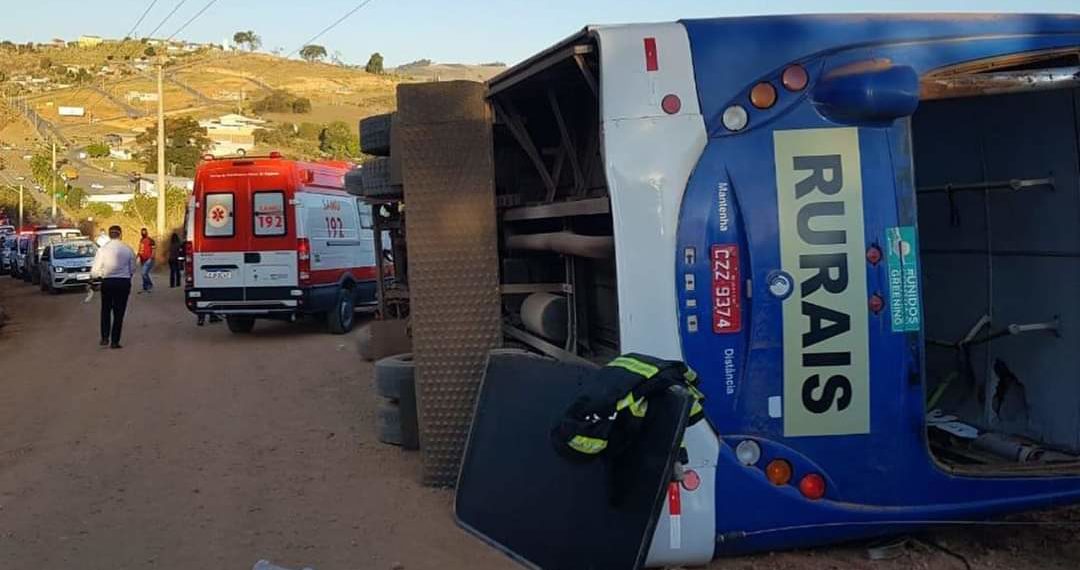 Ônibus rural tomba e trabalhadores ficam feridos em Divinolândia