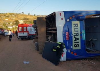 Ônibus rural tomba e trabalhadores ficam feridos em Divinolândia