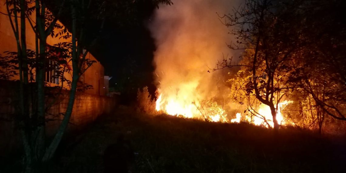 Bombeiros combatem incêndio próximo a AACD em Poços de Caldas