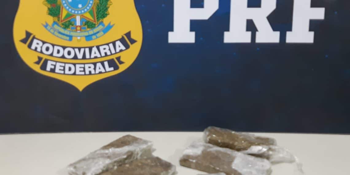 Casal é preso após arremessar drogas pela janela de carro