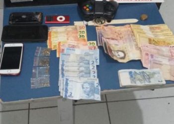Dupla é detida com drogas e dinheiro estrangeiro