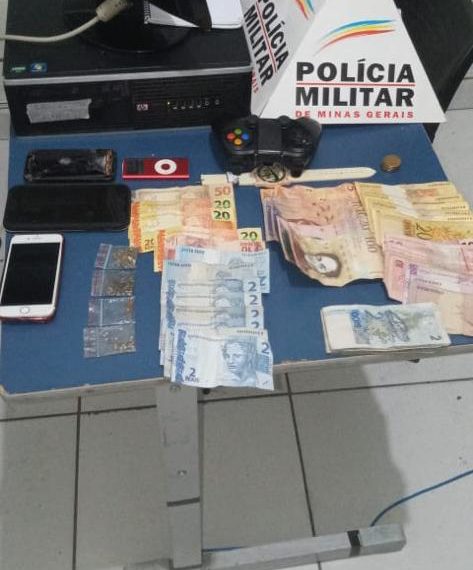 Dupla é detida com drogas e dinheiro estrangeiro