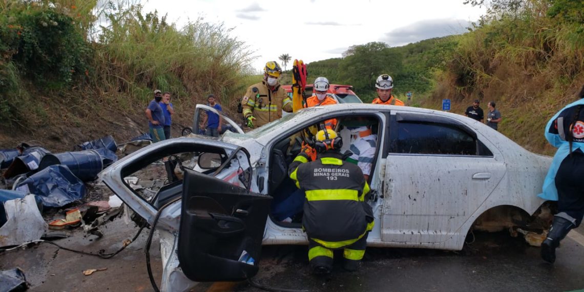 Acidente na BR-146 mata uma pessoa e deixa outras duas gravemente feridas