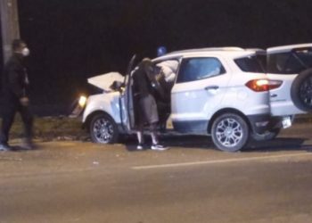 AGORA: Carro bate em poste e motorista fica ferido