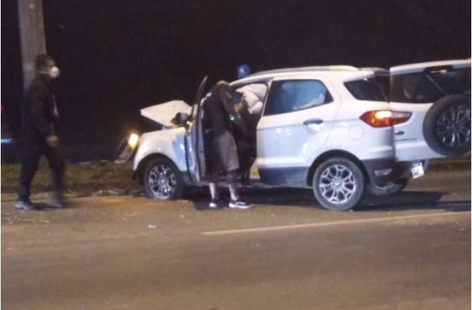 AGORA: Carro bate em poste e motorista fica ferido