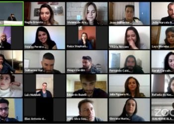 Por causa da pandemia, alunos participam de colação de grau online