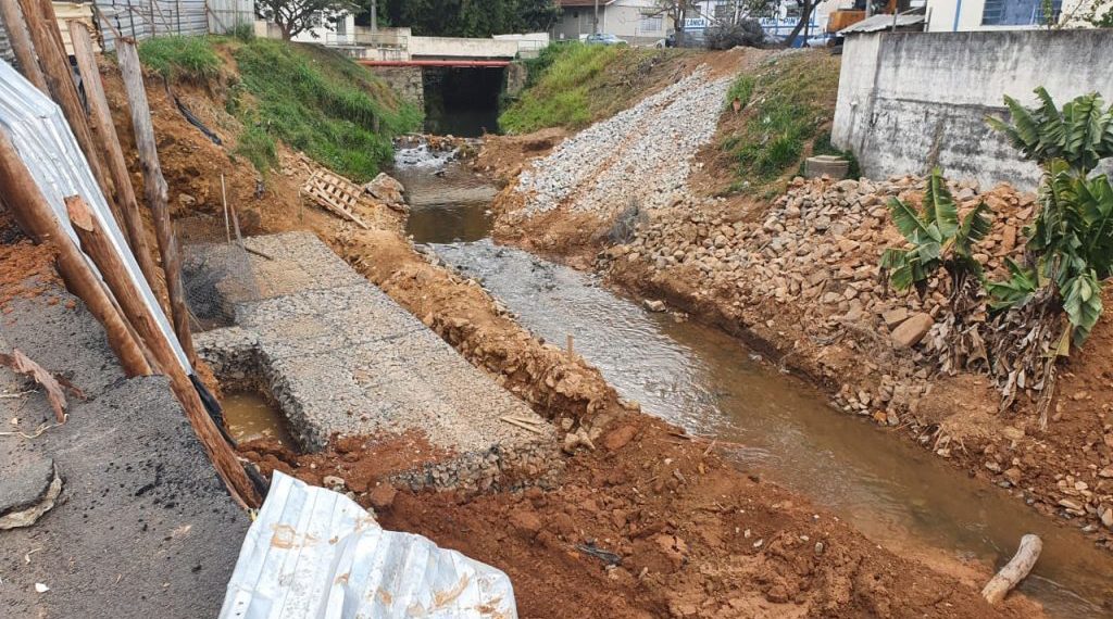 Encosta de Ribeirão cede e pista da Avenida José Remígio Prezia é interditada