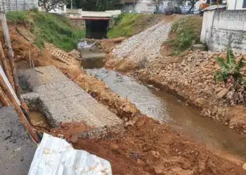 Encosta de Ribeirão cede e pista da Avenida José Remígio Prezia é interditada