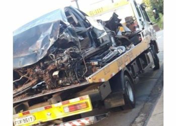 Carro com placas de Poços cai em ribanceira e mata dois homens em São João