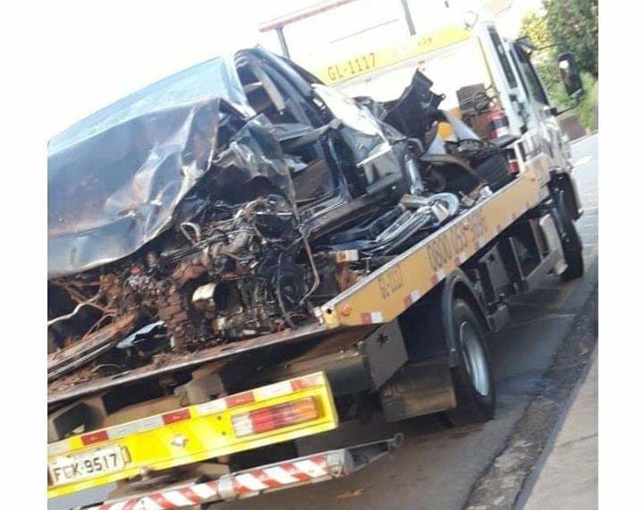 Carro com placas de Poços cai em ribanceira e mata dois homens em São João