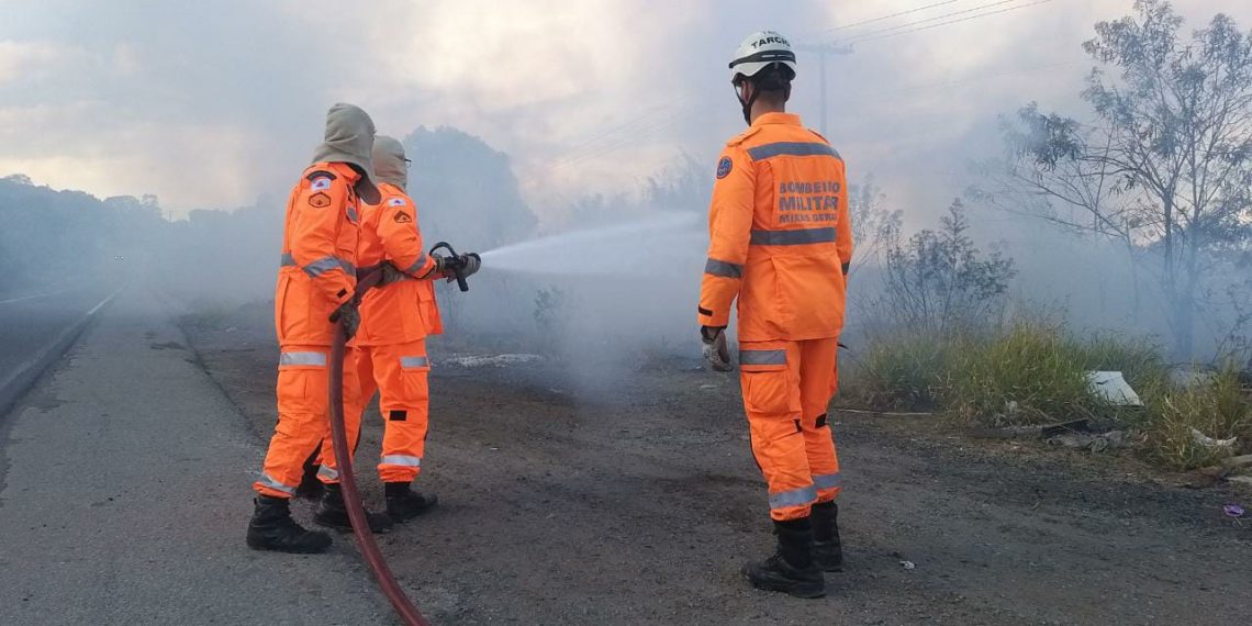 Incêndio destrói 300 mil m2 na zona sul de Poços