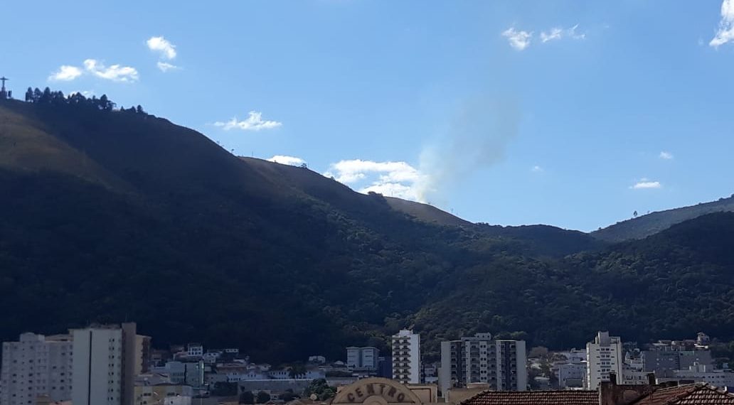 Incêndio atinge Serra de São Domingos em Poços de Caldas