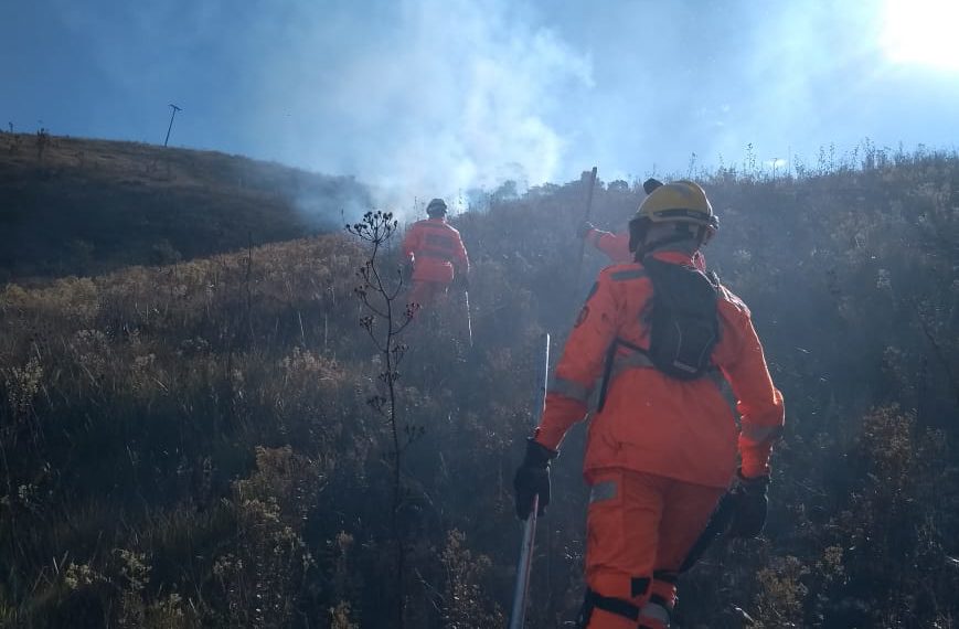 Bombeiros combatem incêndio na Serra de São Domingos em Poços de Caldas