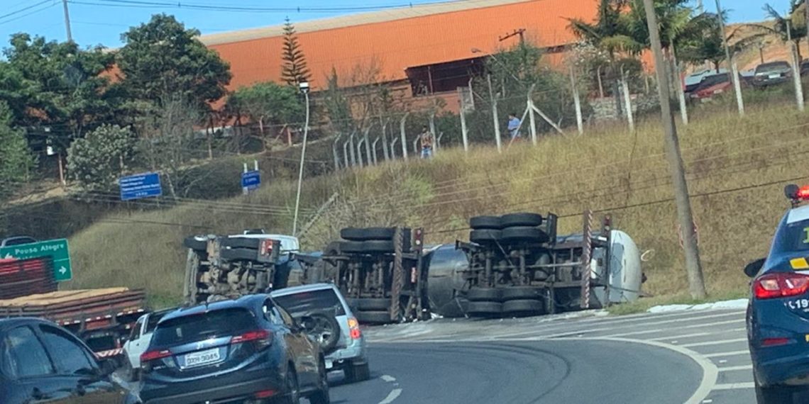 Caminhão tomba em Poços de Caldas