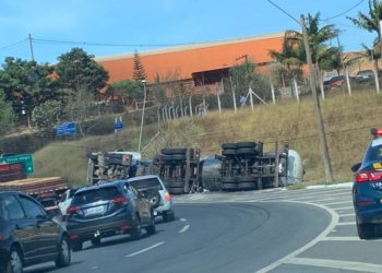 Caminhão tomba em Poços de Caldas