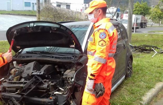 Motorista passa mal e sofre acidente na zona oeste de Poços de Caldas