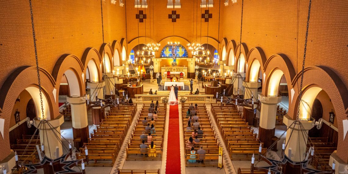 Noivos se casam seguindo medidas sanitárias em Poços de Caldas