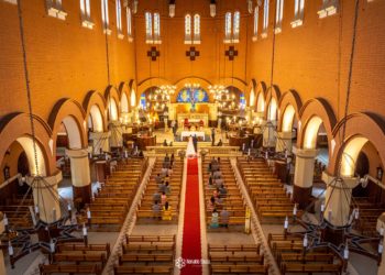 Noivos se casam seguindo medidas sanitárias em Poços de Caldas