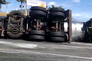 Caminhão tomba e motorista e passageiro ficam feridos