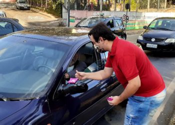 Jovem vende balas em semáforo para realizar sonho de ser empreendedor