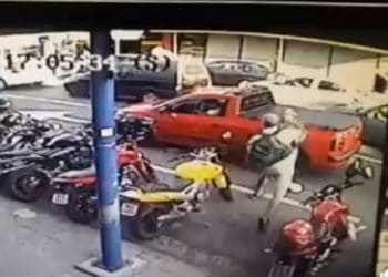 Homem é flagrado dando soco em mulher no centro de Poços