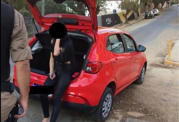 Motorista de app esconde mulher no porta-malas e passageiro chama a PM