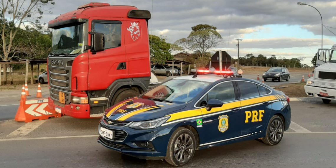 PRF de Poços de Caldas recupera caminhão furtado em Muriaé-MG