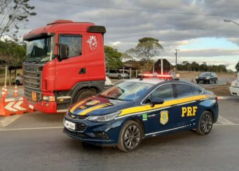 PRF de Poços de Caldas recupera caminhão furtado em Muriaé-MG
