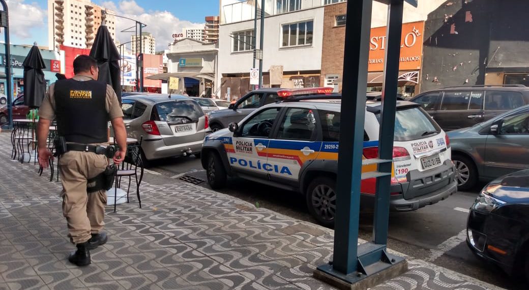 Polícia Militar procura pedinte que furtou bicicleta de vendedor no centro de Poços