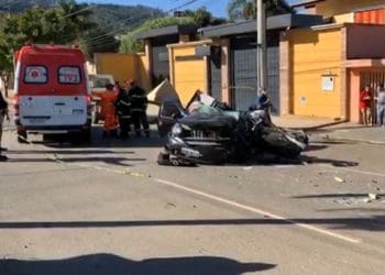 Acidente entre carro, caminhão e van faz pelo menos duas vítimas em Poços