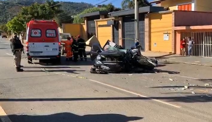 Acidente entre carro, caminhão e van faz pelo menos duas vítimas em Poços