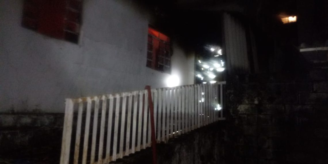 Bombeiros combatem incêndio em residência em Poços de Caldas