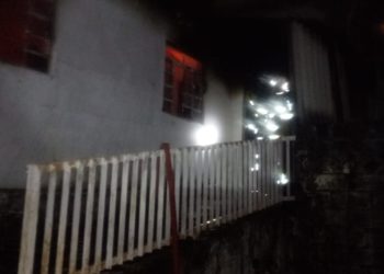 Bombeiros combatem incêndio em residência em Poços de Caldas