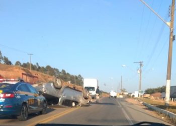 Carro capota na Rodovia do Contorno em Poços de Caldas