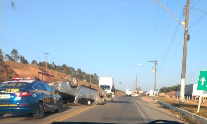 Carro capota na Rodovia do Contorno em Poços de Caldas