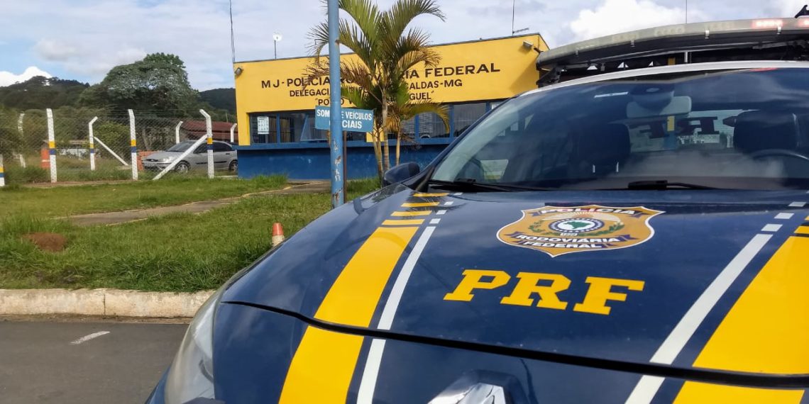 Homem é preso pela PRF conduzindo veículo com documento falso