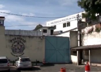 Rapazes são detidos suspeitos de arremessarem drogas no presídio de Poços de Caldas