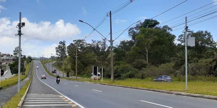 Radar na Avenida Alcoa fiscaliza motoristas a partir de terça-feira em Poços de Caldas