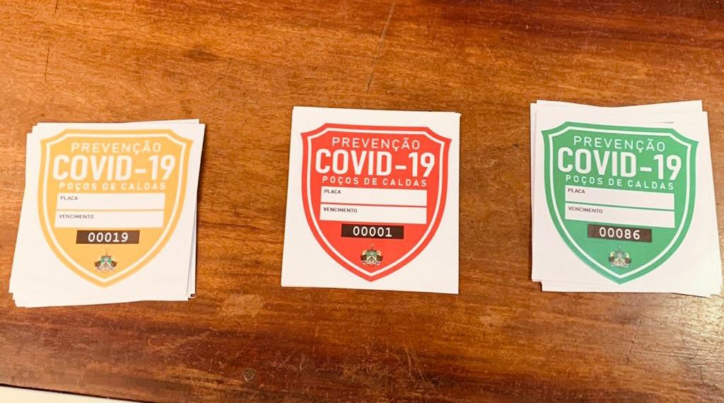 Veículos recebem selos de identificação pela Prefeitura de Poços de Caldas